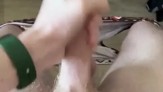 Gece geç saatlerde boşalıyor. Azgın twink boy