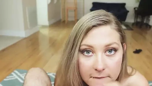 Kıvrımlı kız arkadaşım emiyor ve beni sikiyor