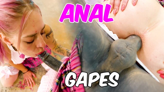 Kız öğrenci travesti dövmeli yarakla sınıf arkadaşını sikiyor! Anal delikler, döl kaplı göt