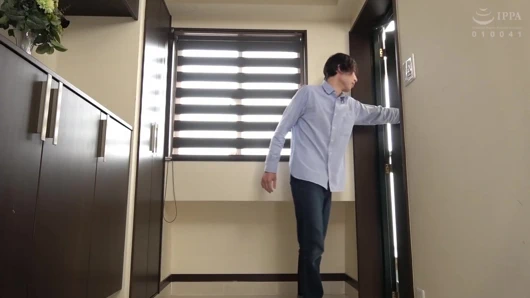 Ahlaksız genç üvey kız kardeş üvey erkek kardeşinin dairesini ziyaret ediyor. 2