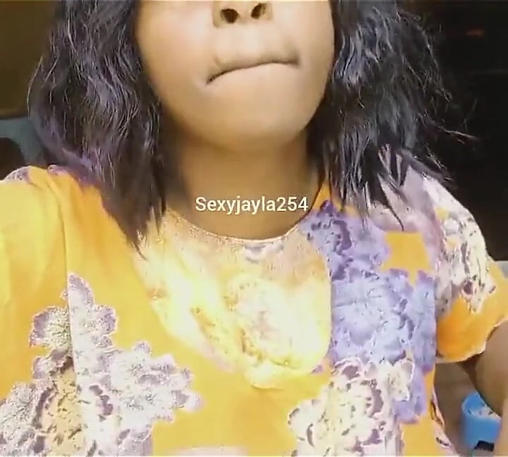 Afrikalı travestiden şehvetli mastürbasyon ve boşalma