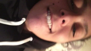 Samantha onu kedi gösterir