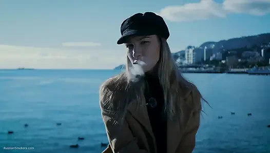 Beaty Rus kızla açık havada sigara içiyor 1