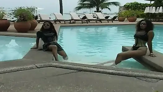 2 seksi latin havuzda ve plajda lateks fetişi sunuyor
