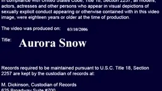 Aurora Snow minyonla merdivenlerde sikişiyor