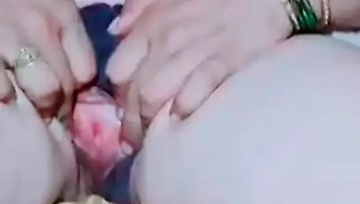 Hintli akeli ateşli kız mastürbasyon yapıyor