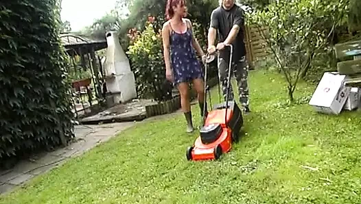 İnce bir Alman sarışın nemli deliklerine iki sert yarak alıyor