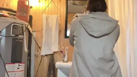 Mutfakta Yemek Pişiriyor, Sonra Vadi Sabırsızlanıyor, Tuvalete Git