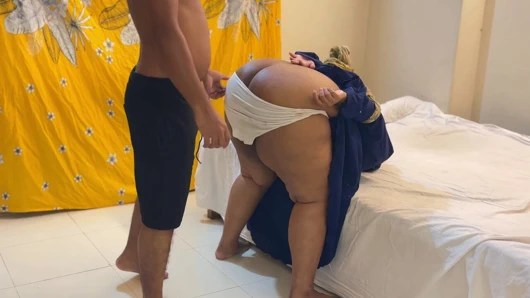 Müslüman Arap ateşli nine elleri bağlı halde torunu tarafından sikiliyor!