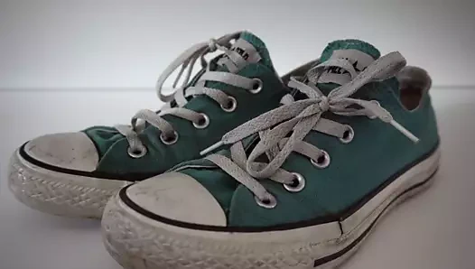Kız kardeşin ayakkabıları: mavi converse (kirli) 4k