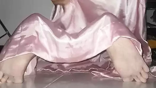 Asyalı travesti saten ulusal sabahlık boşalma zevki