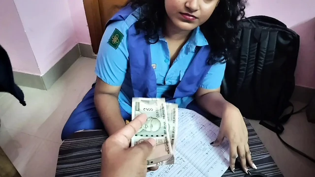 Учительница соблазнила свою виргину-студентку...