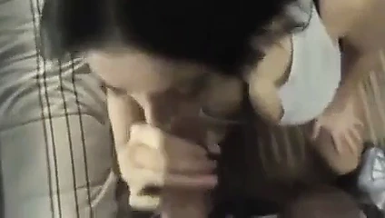 Felation d'une jolie brunette