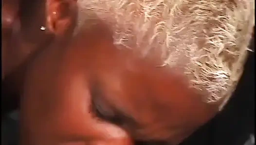 Zenci adam kısa sarışın saçlı zenci amigo kızla sikişiyor