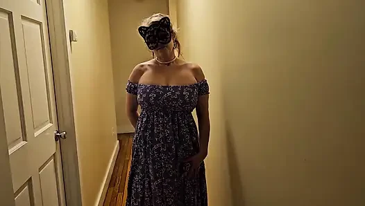 Gerçek orta yaşlı seksi kadının büyük göğüsleri var ve onları herkese göstermeyi seviyor