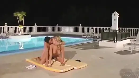 Asyalı tatlı kız ünlü tatil otelinde havuzun yanında seks yapan iki coule izliyor