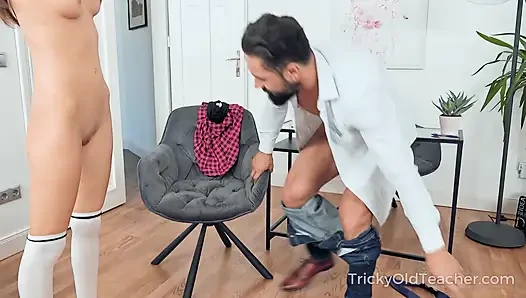 Sapık tatlı kız öğretmenini baştan çıkarıyor