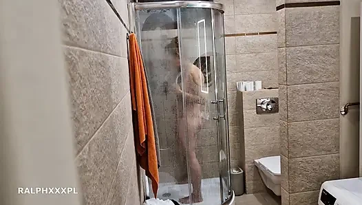 Üvey annemin duş alırken mastürbasyon yaparken izliyorum