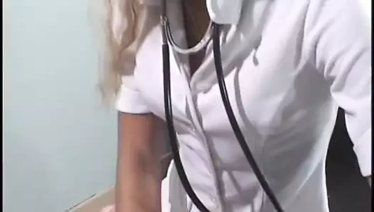 Azgın hasta sakso çektikten sonra zenci hemşireyi sikiyor