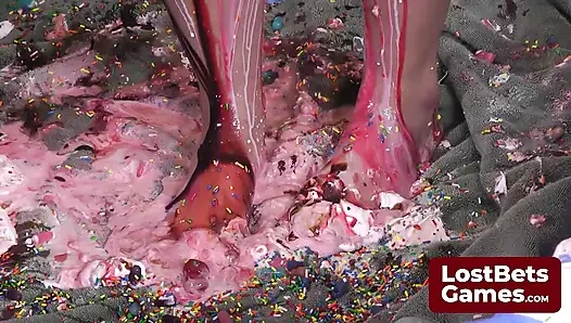 Dört lezbiyen striptiz yaparken yüzüne pis yemek oynuyor