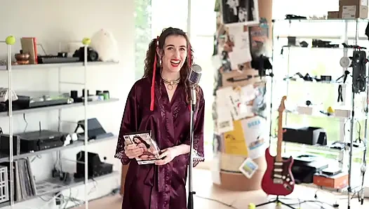 Öğretmenin evcil hayvanı, bir asi videosu