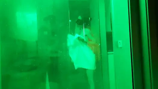 Sürtük fahişe sevgilisi lanet önce otel banyoda bir duş alır