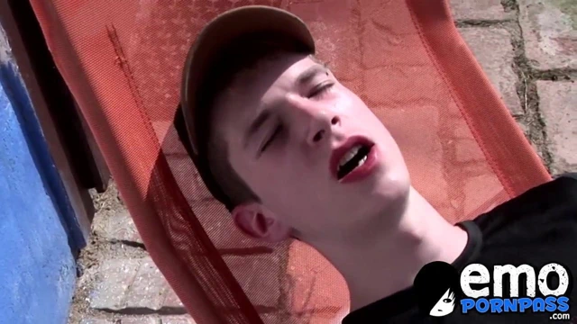 Sıcak dik twink denis raw darbeler ve sürmek büyük horoz eyersiz