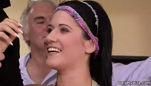 Yabancı genç delikanlıyı parmaklıyor ve sikiyor