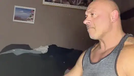 Mastürbasyon yaptıktan sonra konuşuyor. Mr Guru Bodybuilder evde