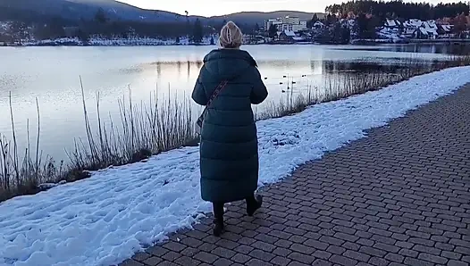 Amatör sarışın, olgun eş, yürüyüşten sonra seksin tadını çıkarıyor