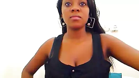 Hamile siyah kadın göğüsleri gösterir