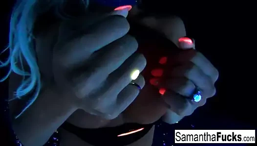 Samantha bu süper sıcak siyah ışık solo içinde kapalı alır