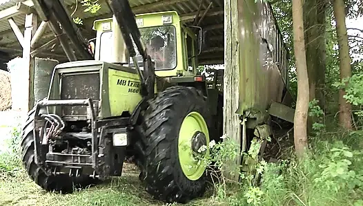 Yaşlı çiftçinin karısı kocasını ahırda sikilmesini bekliyor