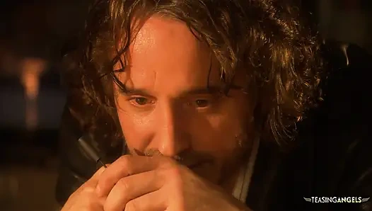 Sarışın saçlı ev hanımı mutfakta yalanıyor ve sikiliyor