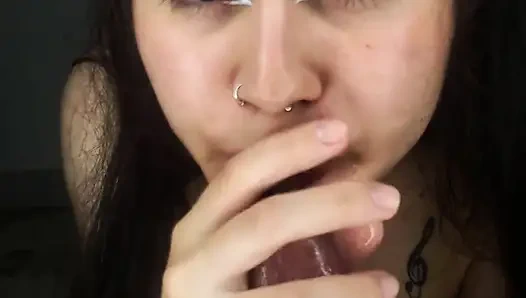 Güzel 18 yaşındaki kız yaraktan tüm dölleri boşaltmayı seviyor