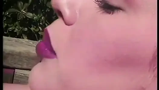 Azgın adam sikini emdirirken seviyor sonra açık havada seksi hatunla sikişiyor