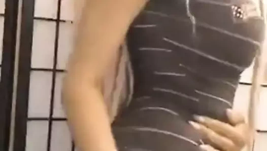 Tayt elbiseli güzel açık ten