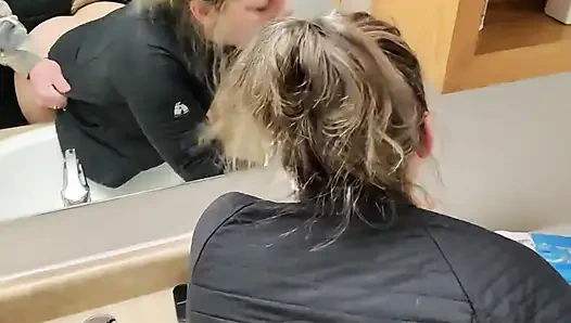 Partiden sonra azgın evli kadınla banyoda sinsi seks