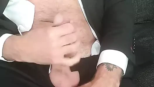 Takım elbise içinde mastürbasyon ve boşalma