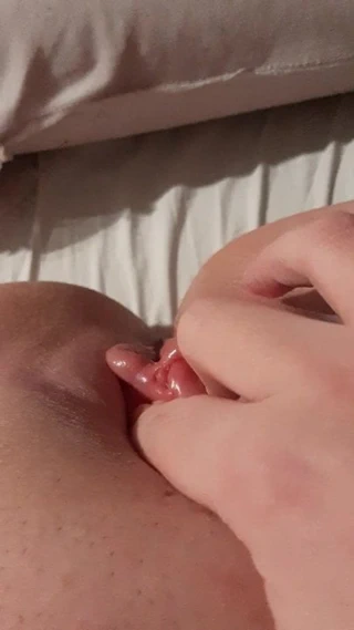 kedi yukarı pompaladıktan sonra klitoris üzerinde zemin zencefil