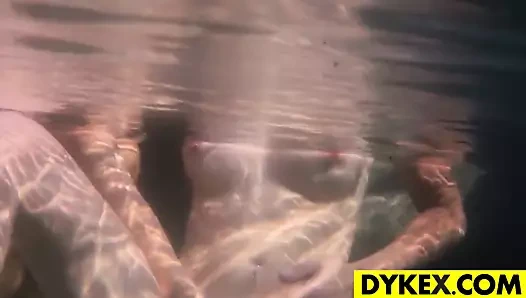 Açık lezbiyen seks ile iki sıcak kızlar