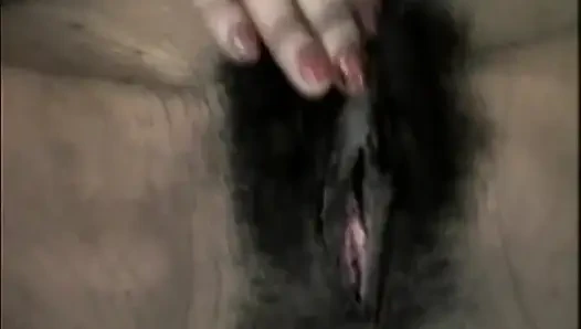 Azgın olgun hatun kıllı amcığını zonklayan muzla dolduruyor