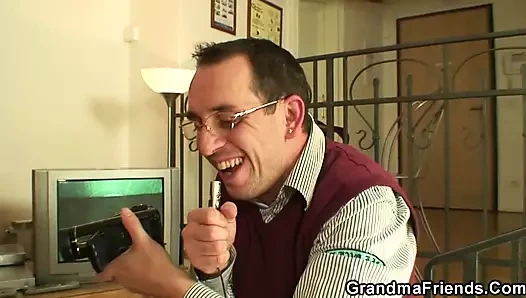 Olgun esmer dolgun kadın iki azgın adam tarafından sikiliyor