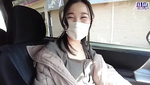 Kalabalık gözlerin dik uçlarında ateşli, sıkı bir tepenin ateşlendiği çıplak meme yürüyüşü faz.1