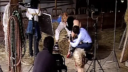 Alman orta yaşlı seksi kadın klasik retroda kalın yarakla sikiliyor