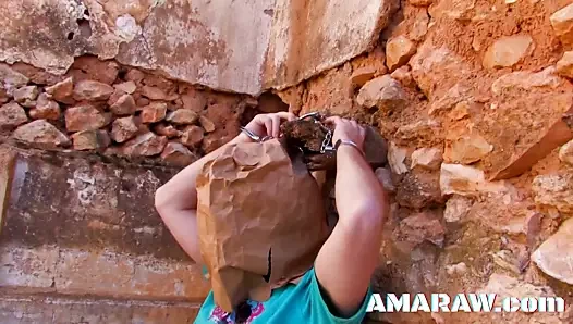 Naty Pink kelepçeli fışkırtıyor anal açık havada esaret