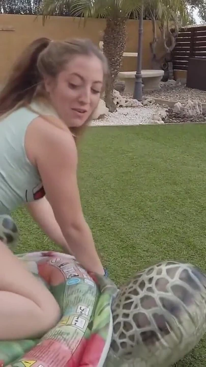 Venom evil açık havada sert sikişte Kevin White'ı gırtlağına kadar alıyor | Klip 1