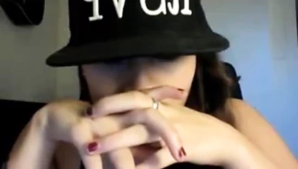 Elizabeth douglas web kamerası üzerinde 2 puro sigara içiyor