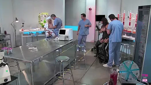 Batgirl doktor ofisinde ortaya çıkıyor ve sonra hepsi grup seks yapıyor