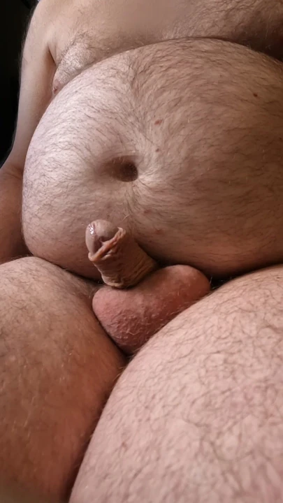 Edepsiz şişman boşalma porno izledikten ve gevşek bir yarakla mastürbasyon yaptıktan sonra erken boşalıyor